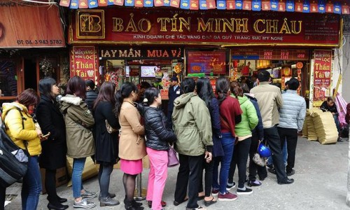 越南、泰國(guó)民眾排長(zhǎng)隊(duì)買黃金（環(huán)球時(shí)報(bào)）
